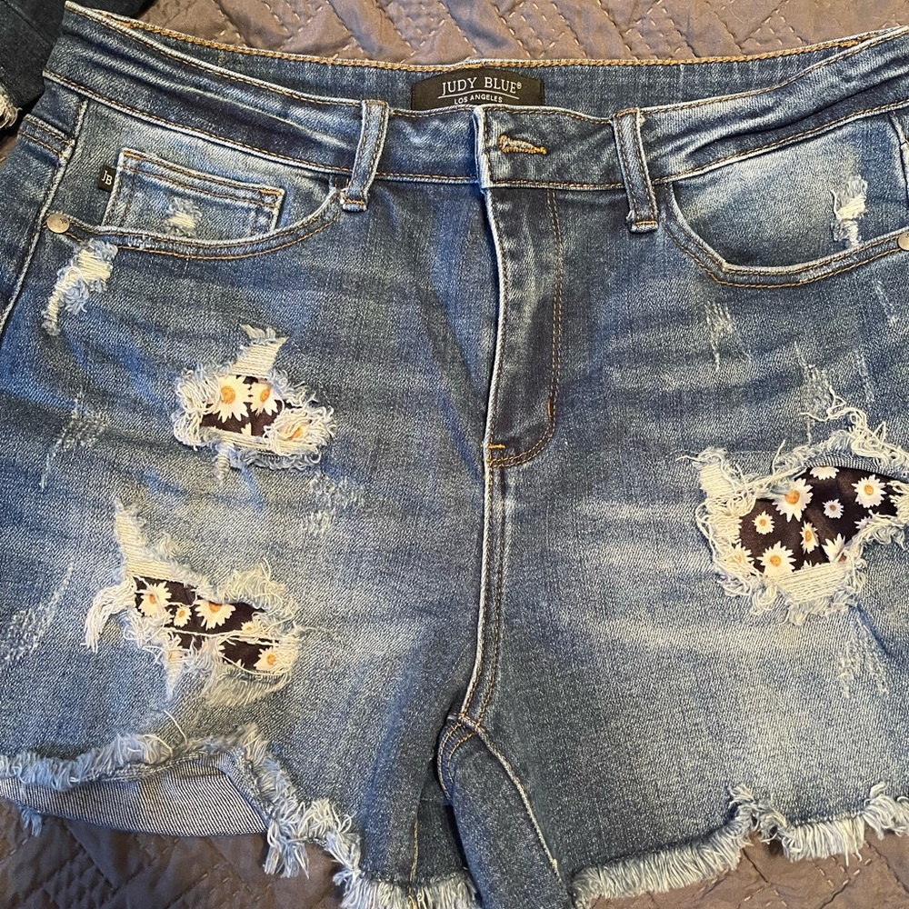 Judy blue daisy patched Jean shorts